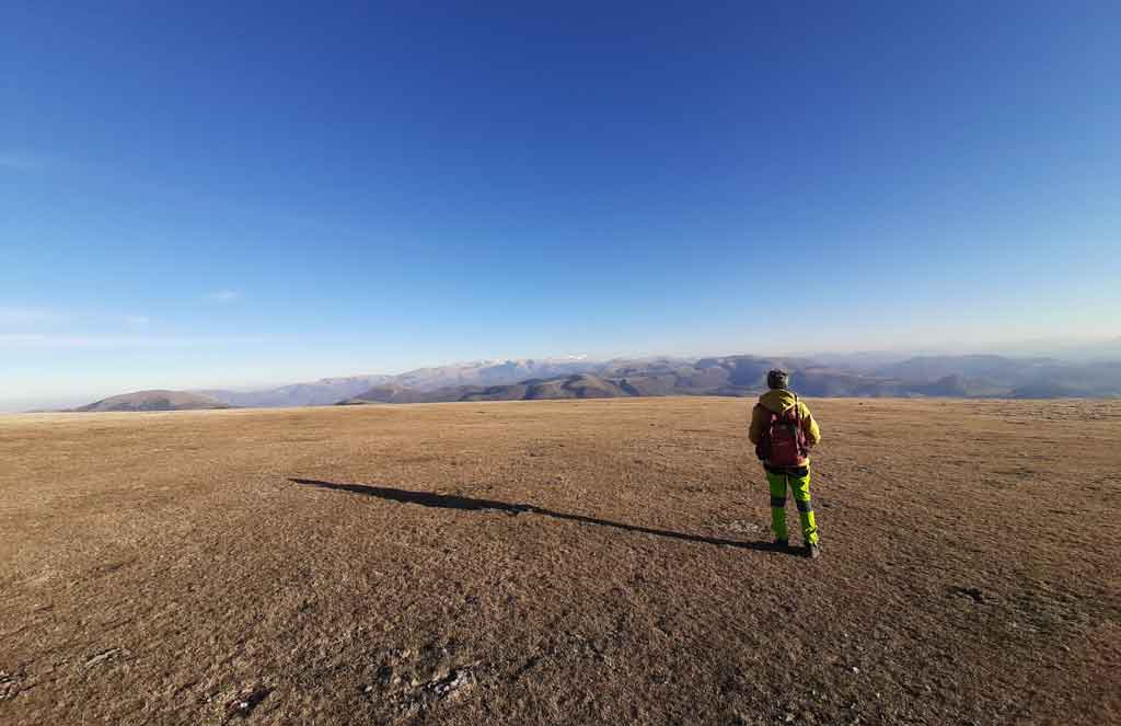 una veduta panoramica dai prati in quota sul Monte Pennino