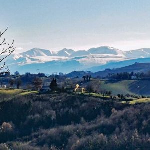 Una veduta panoramica sulle cime della compagine a nord dei Monti Sibillini, osservati dal Monte Nero sul Lago di Cingoli