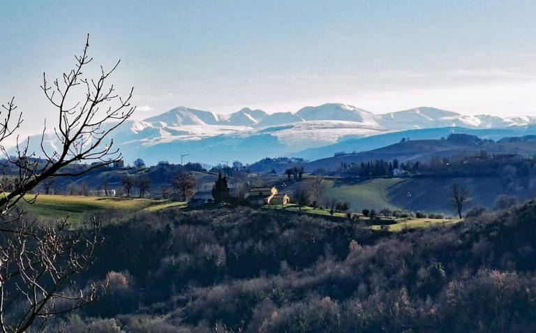 Una veduta panoramica sulle cime della compagine a nord dei Monti Sibillini, osservati dal Monte Nero sul Lago di Cingoli