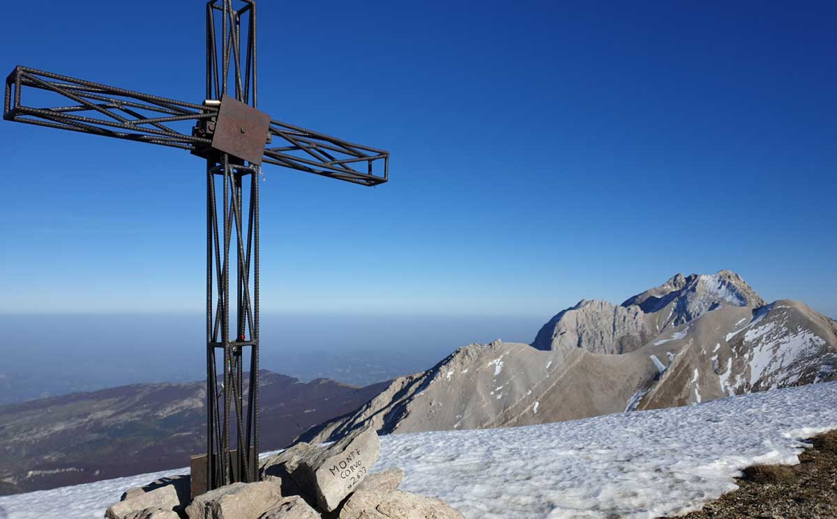 Veduta panoramica sul Gran Sasso dalla croce di vetta del Monte Corvo