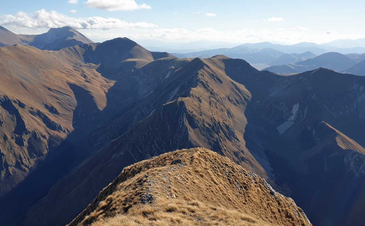 Veduta panoramica su Cima Cannafusto e sulle vette a sud del Parco Nazionale dei Monti Sibillini