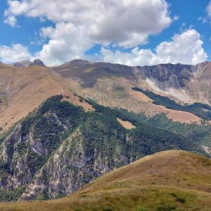 Veduta panoramica dal Monte Banditello nel gruppo del Monte Vettore nel parco nazionale dei Monti Sibillini