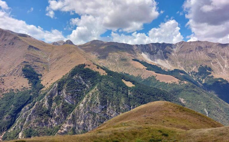 Veduta panoramica dal Monte Banditello nel gruppo del Monte Vettore nel parco nazionale dei Monti Sibillini