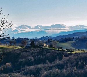 Una veduta panoramica sulle cime della compagine a nord dei Monti Sibillini, osservati dal Monte Nero sul Lago di Cingoli